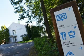 Hlavni budova rozcestnik nový